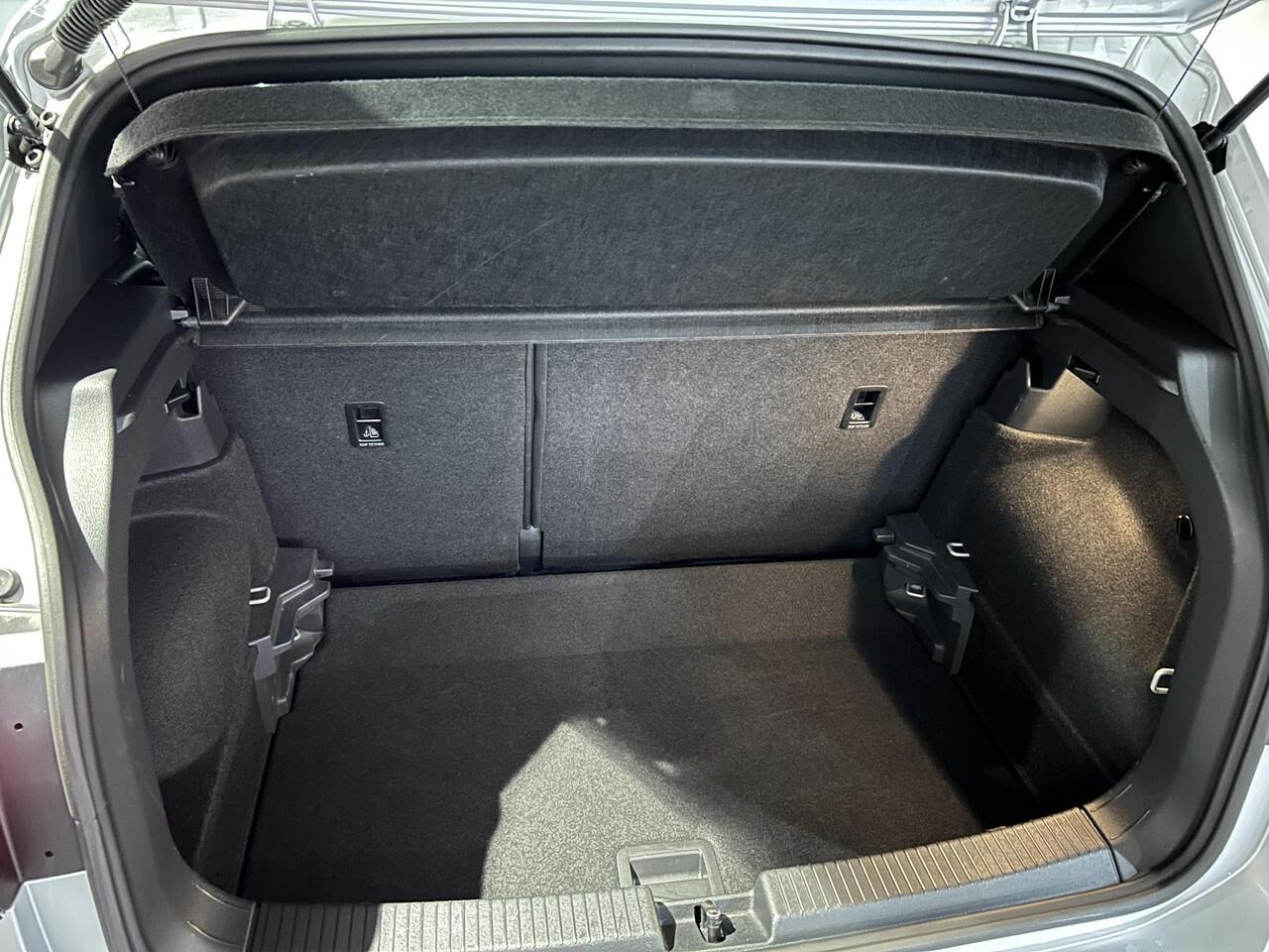 Volkswagen T-Cross 1.5 TSI R-Line Edition | Navigatie | Trekhaak | Stoelverwarming | Adaptieve cruise control |