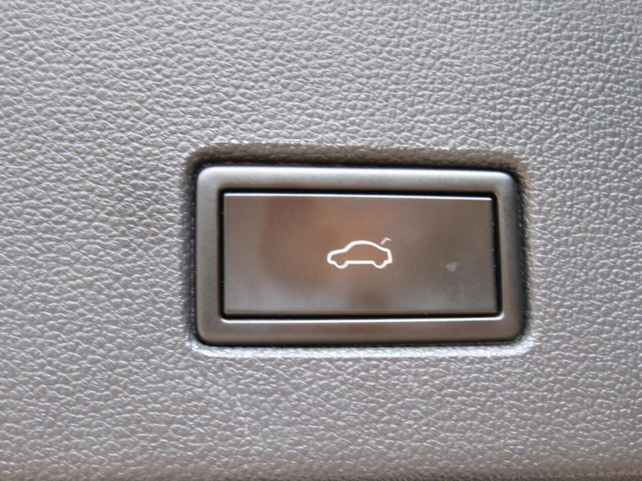 Volkswagen T-Roc 1.0 TSI 115pk STYLE / Digitaal dash. / Led / Elec.achterklep / Camera / 17 Inch / BOVAG garantie