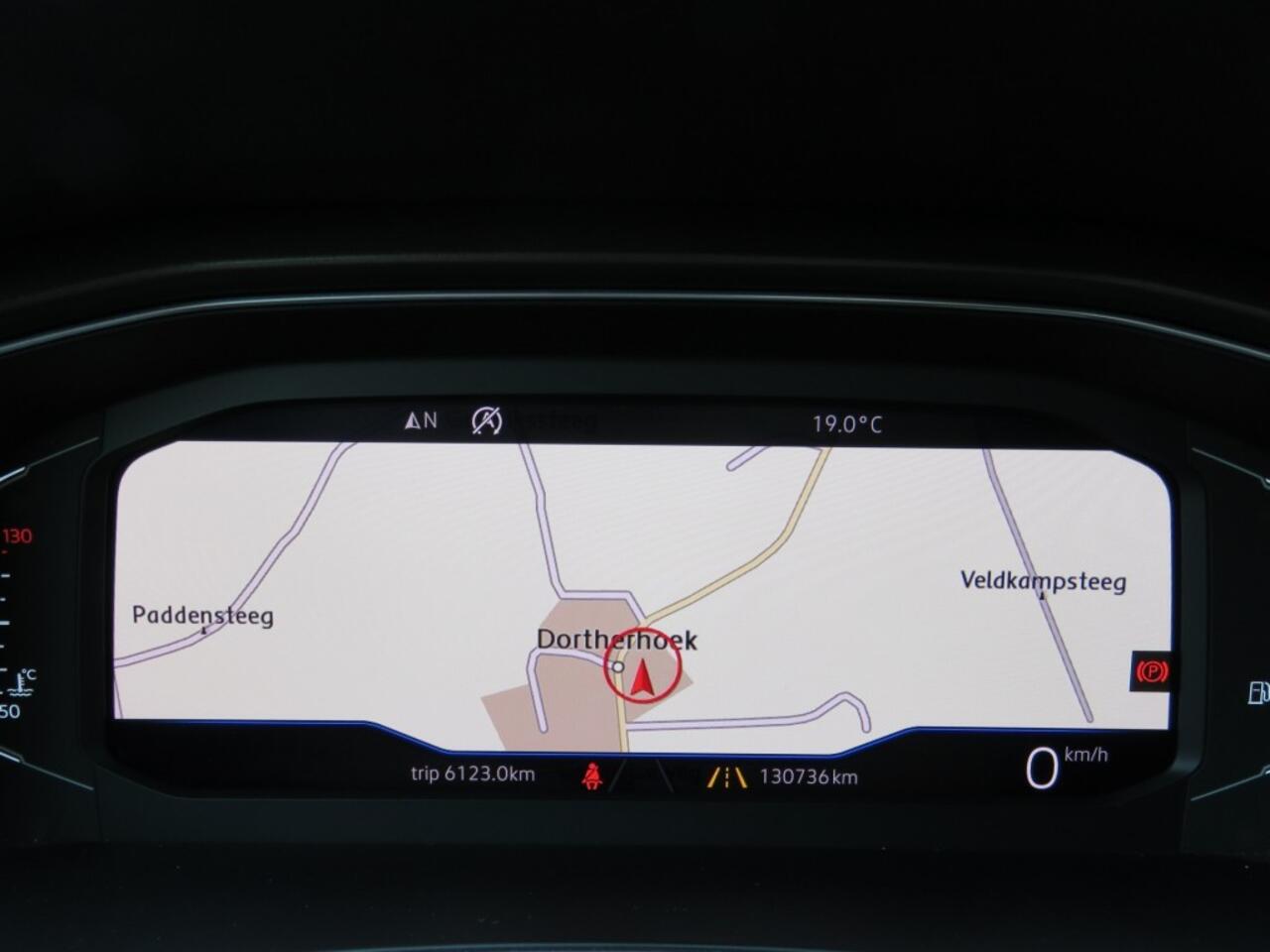 Volkswagen T-Roc 1.0 TSI 115pk STYLE / Digitaal dash. / Led / Elec.achterklep / Camera / 17 Inch / BOVAG garantie