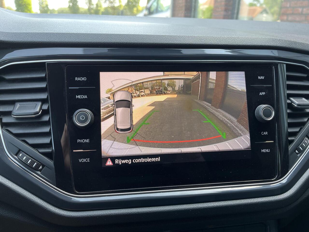 Volkswagen T-Roc 1.5 TSI R-LINE VIRTUAL DASBOARD | TREKHAAK AFN. | ELEC. A. KLEP | NAV | ADAPTIVE CRUISE CONTROL | CAMERA | APPLE/ANDROID CARPLAY