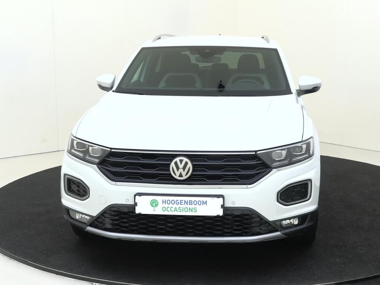 Volkswagen T-Roc 1.5 TSI Sport | Trekhaak | Digital cockpit Pro | LED verlichting | Navigatie | Adaptieve cruise control | Parkeersensoren | CarPlay |