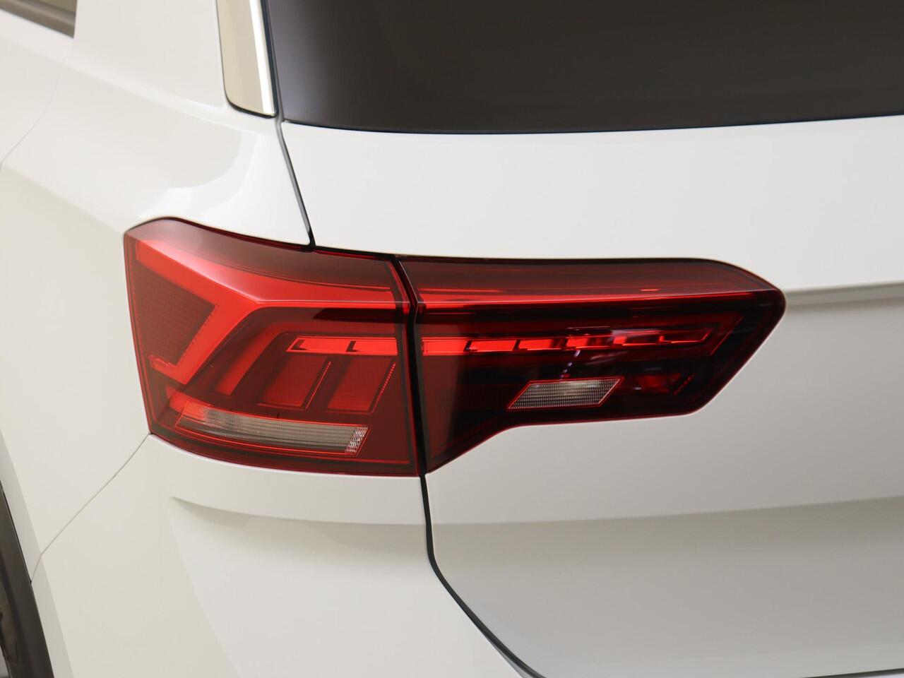 Volkswagen T-Roc 1.5 TSI Sport | Trekhaak | Digital cockpit Pro | LED verlichting | Navigatie | Adaptieve cruise control | Parkeersensoren | CarPlay |