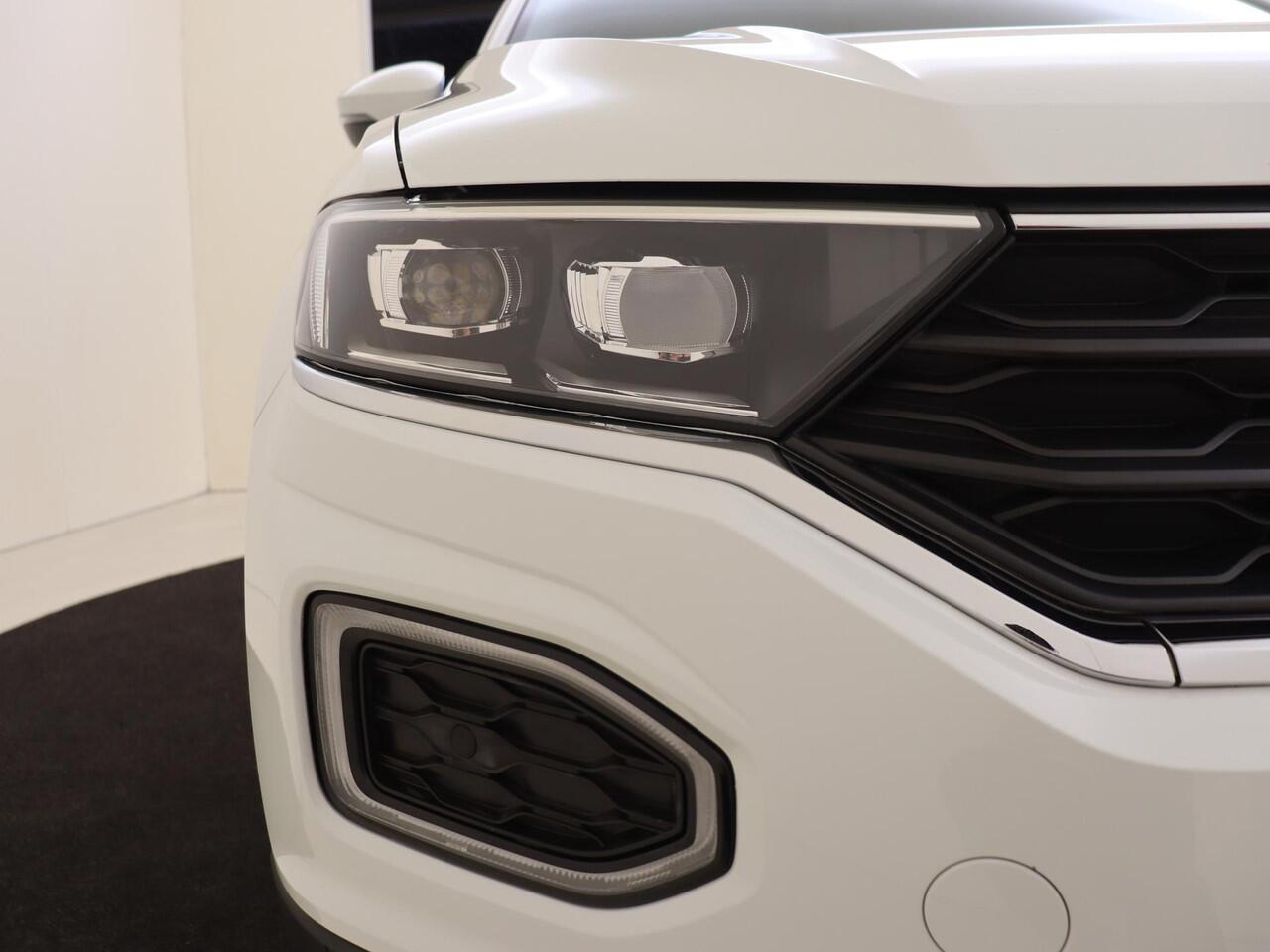 Volkswagen T-Roc 1.5 TSI Sport | Trekhaak | Digital cockpit Pro | LED verlichting | Navigatie | Adaptieve cruise control | Parkeersensoren | CarPlay |