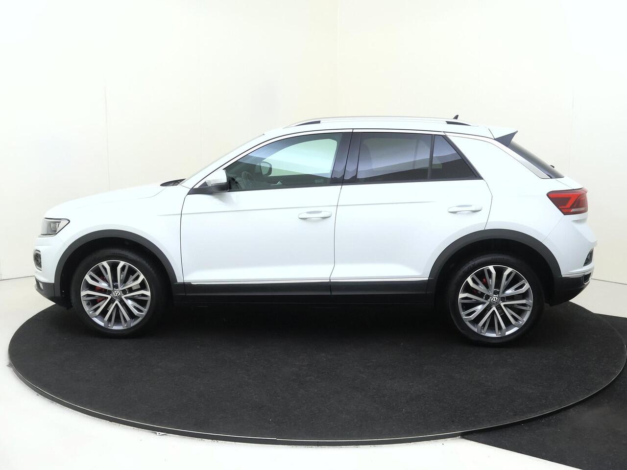 Volkswagen T-Roc 1.5 TSI Sport | Trekhaak | Digital cockpit Pro | LED verlichting | Navigatie | Adaptieve cruise control | Parkeersensoren | CarPlay |
