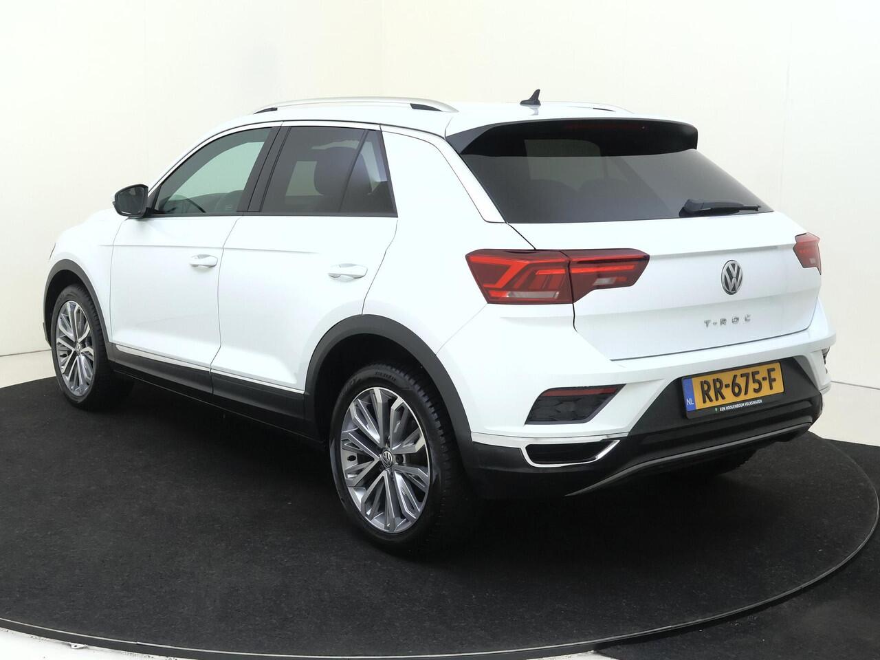 Volkswagen T-Roc 1.5 TSI Sport | Trekhaak | Digital cockpit Pro | LED verlichting | Navigatie | Adaptieve cruise control | Parkeersensoren | CarPlay |