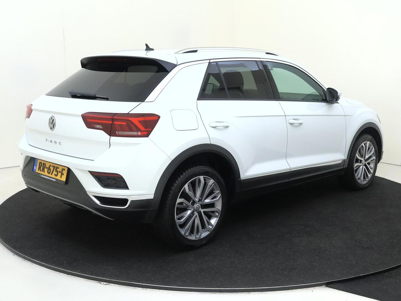 Volkswagen T-Roc 1.5 TSI Sport | Trekhaak | Digital cockpit Pro | LED verlichting | Navigatie | Adaptieve cruise control | Parkeersensoren | CarPlay |