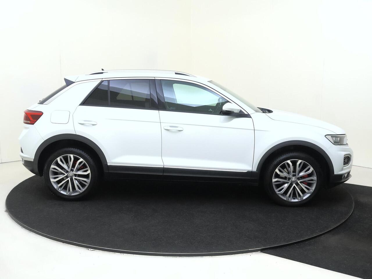 Volkswagen T-Roc 1.5 TSI Sport | Trekhaak | Digital cockpit Pro | LED verlichting | Navigatie | Adaptieve cruise control | Parkeersensoren | CarPlay |