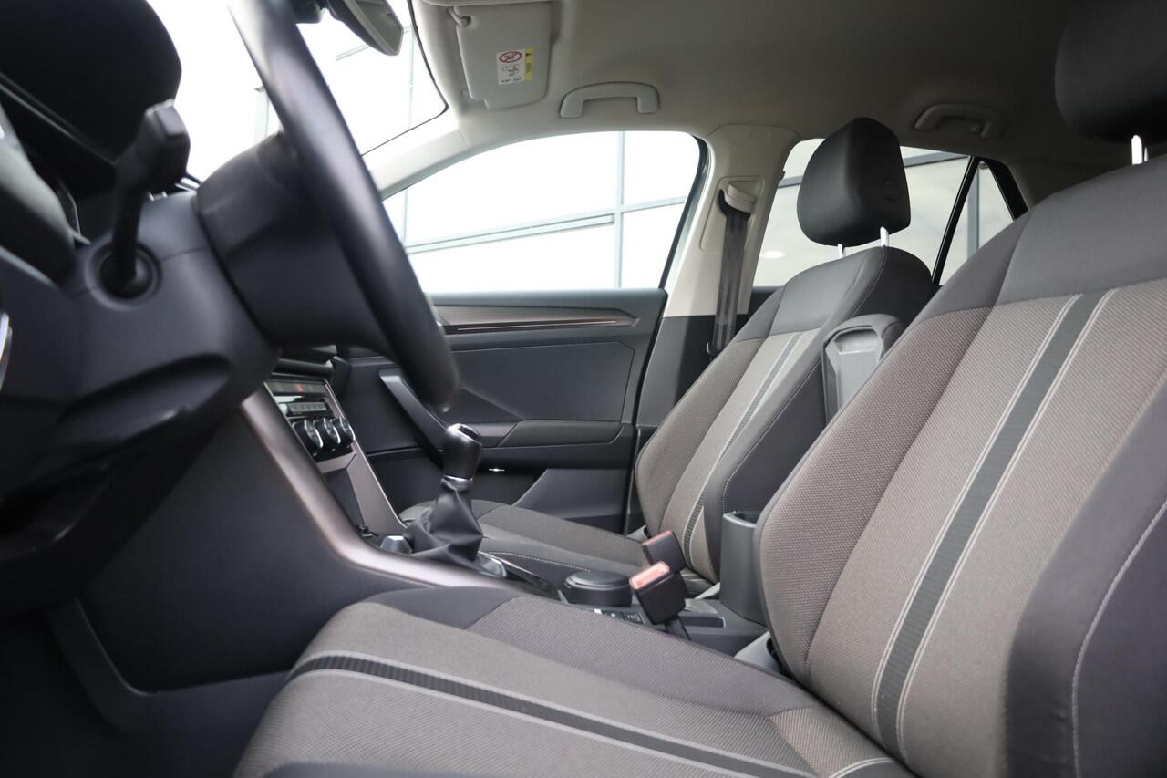 Volkswagen T-Roc 1.0 TSI Style 85KW/115PK, Navigatie, Activ info display, Chrome dakrail, clima, led achterlichten, winterpakket, stoelverwarming, 17" lmv