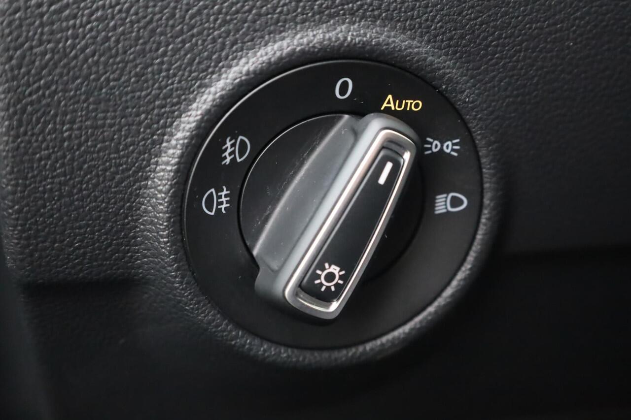 Volkswagen T-Roc 1.0 TSI Style 85KW/115PK, Navigatie, Activ info display, Chrome dakrail, clima, led achterlichten, winterpakket, stoelverwarming, 17" lmv