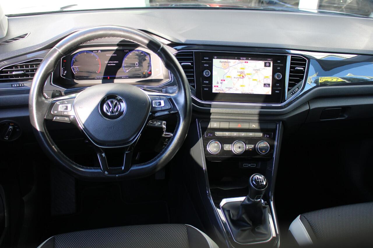 Volkswagen T-Roc 1.5 TSI Sport | Panoramadak | Virtual | Adaptieve cruise | Achteruitrij camera