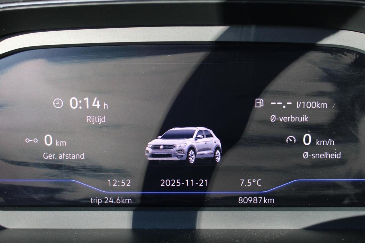 Volkswagen T-Roc 1.5 TSI Sport | Panoramadak | Virtual | Adaptieve cruise | Achteruitrij camera