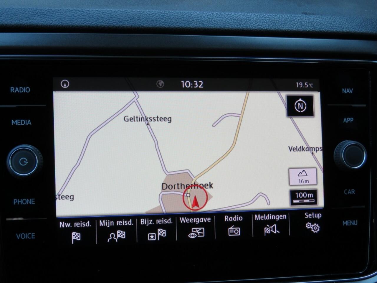 Volkswagen T-Roc 1.5 TSI 150PK STYLE / Camera / Navi / Elec.achterklep / Adap.cruise / BOVAG garantie