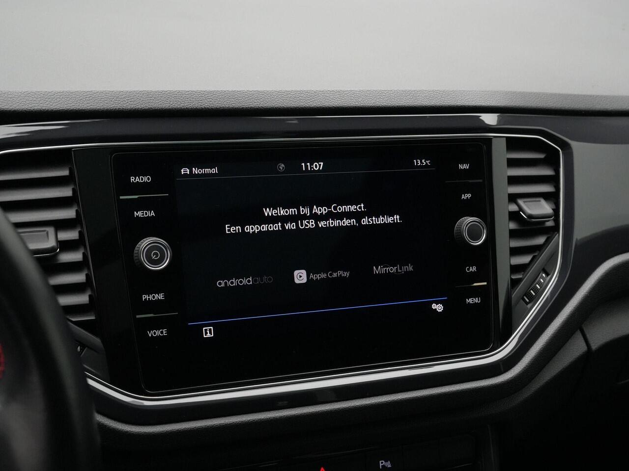 Volkswagen T-Roc 1.5 TSI 150 pk DSG Sport Business R | Panoramadak | Trekhaak | Stoelverwarming | Remklauwen rood | Side Assist | Adaptive Cruise