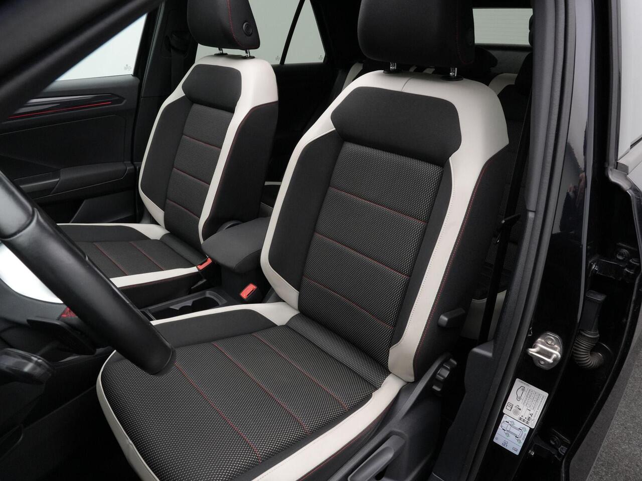 Volkswagen T-Roc 1.5 TSI 150 pk DSG Sport Business R | Panoramadak | Trekhaak | Stoelverwarming | Remklauwen rood | Side Assist | Adaptive Cruise