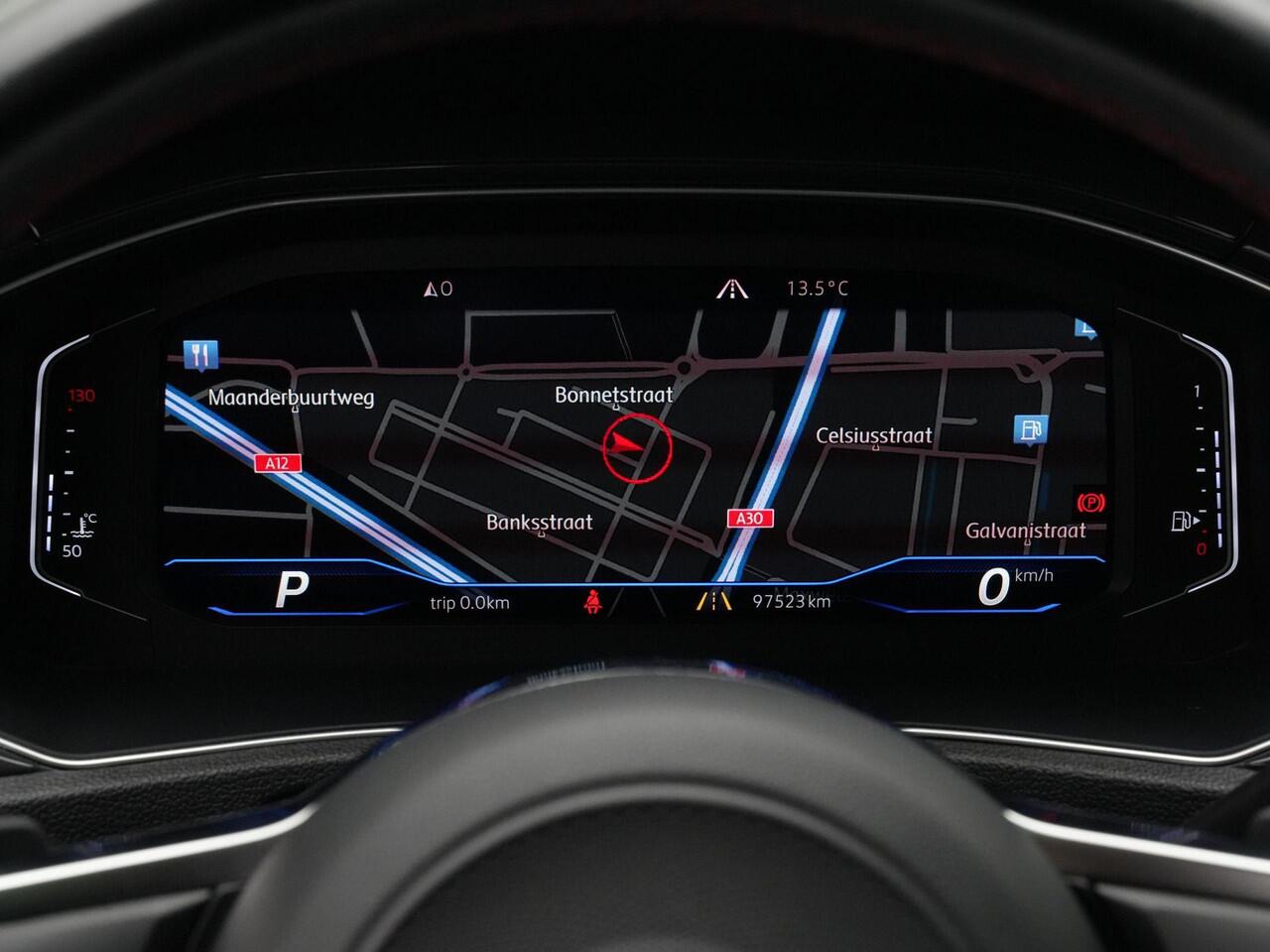 Volkswagen T-Roc 1.5 TSI 150 pk DSG Sport Business R | Panoramadak | Trekhaak | Stoelverwarming | Remklauwen rood | Side Assist | Adaptive Cruise