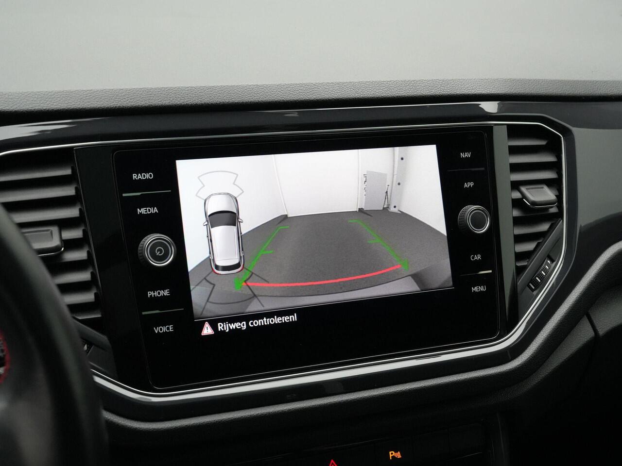 Volkswagen T-Roc 1.5 TSI 150 pk DSG Sport Business R | Panoramadak | Trekhaak | Stoelverwarming | Remklauwen rood | Side Assist | Adaptive Cruise