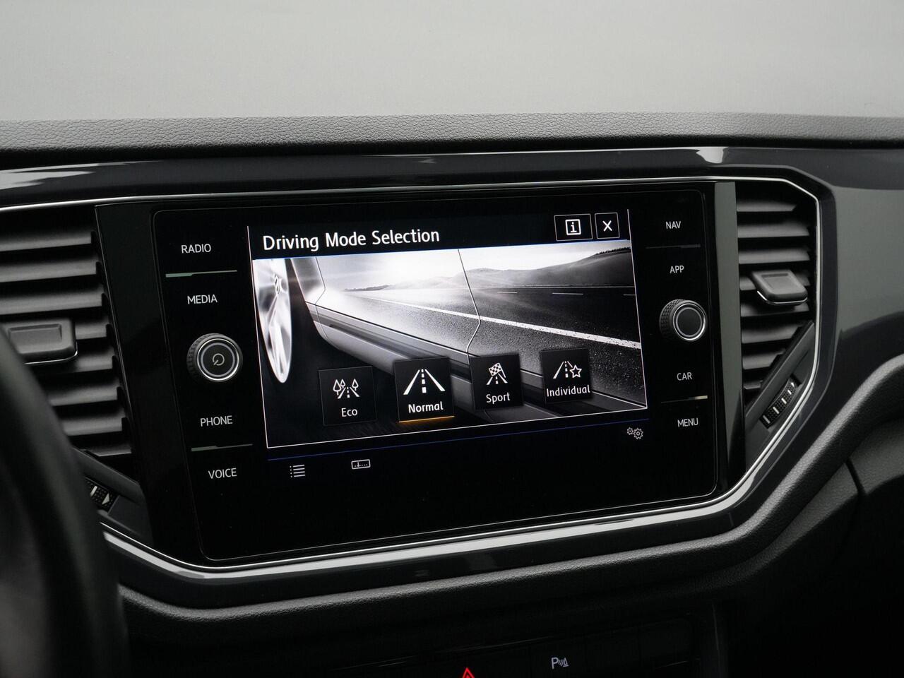 Volkswagen T-Roc 1.5 TSI 150 pk DSG Sport Business R | Panoramadak | Trekhaak | Stoelverwarming | Remklauwen rood | Side Assist | Adaptive Cruise