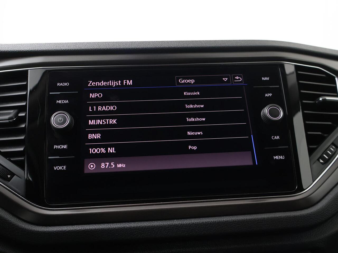 Volkswagen T-Roc 1.5 TSI Sport | 150 PK | Automaat | Multifunctioneel stuurwiel | Parkeersensoren | Cruisecontrol | Trekhaak |