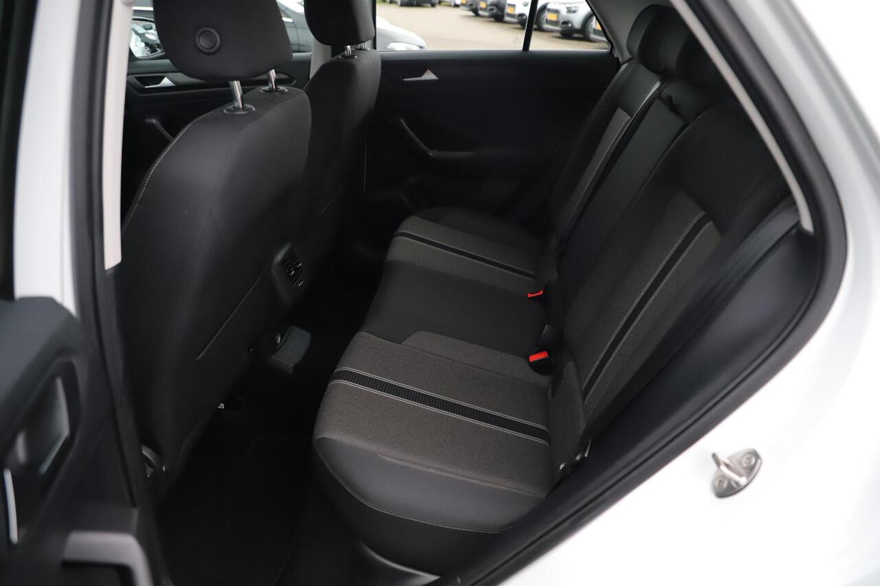 Volkswagen T-Roc 1.5 TSI Style 150PK Automaat Trekhaak Carplay/AndroidNavigatie Achteruitrijcamera Airco Adaptive Cruise Control Lane Assist