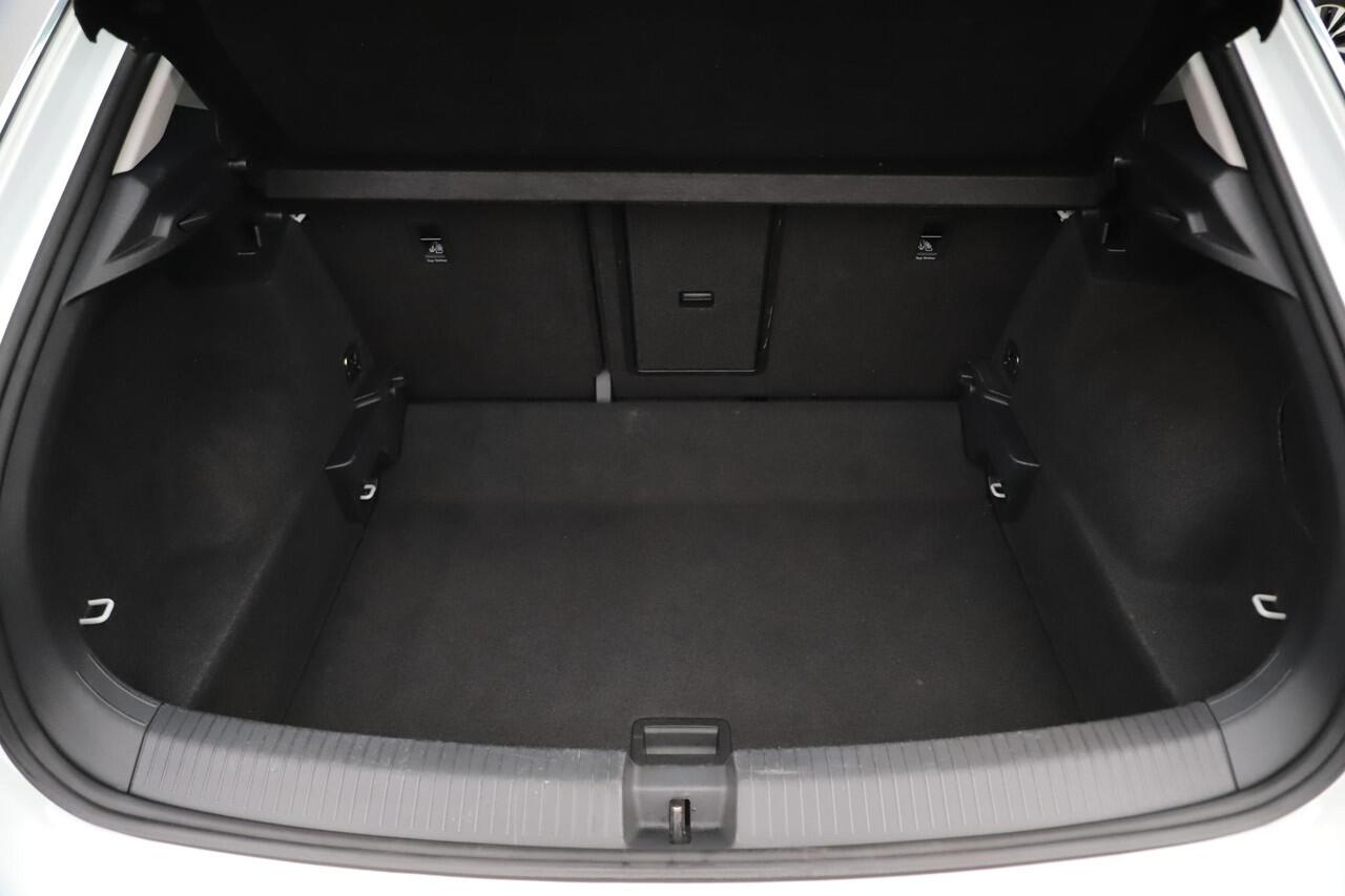 Volkswagen T-Roc 1.5 TSI Style 150PK Automaat Trekhaak Carplay/AndroidNavigatie Achteruitrijcamera Airco Adaptive Cruise Control Lane Assist