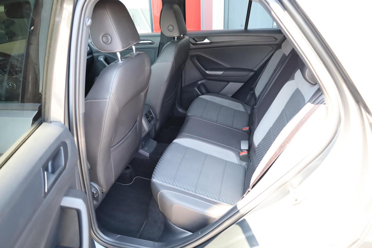 Volkswagen T-Roc 1.5 TSI Sport Business R 110KW-150PK DSG, 4 Seizoenenbanden, Dodehoek sensor, R Line in en exterieur, digital cockpit, panoramadak, navigatie, DAB+, winterpakket met stoelverwarming spiegel pakket privacy glas chrome dakrail led koplampen adaptieve cruise