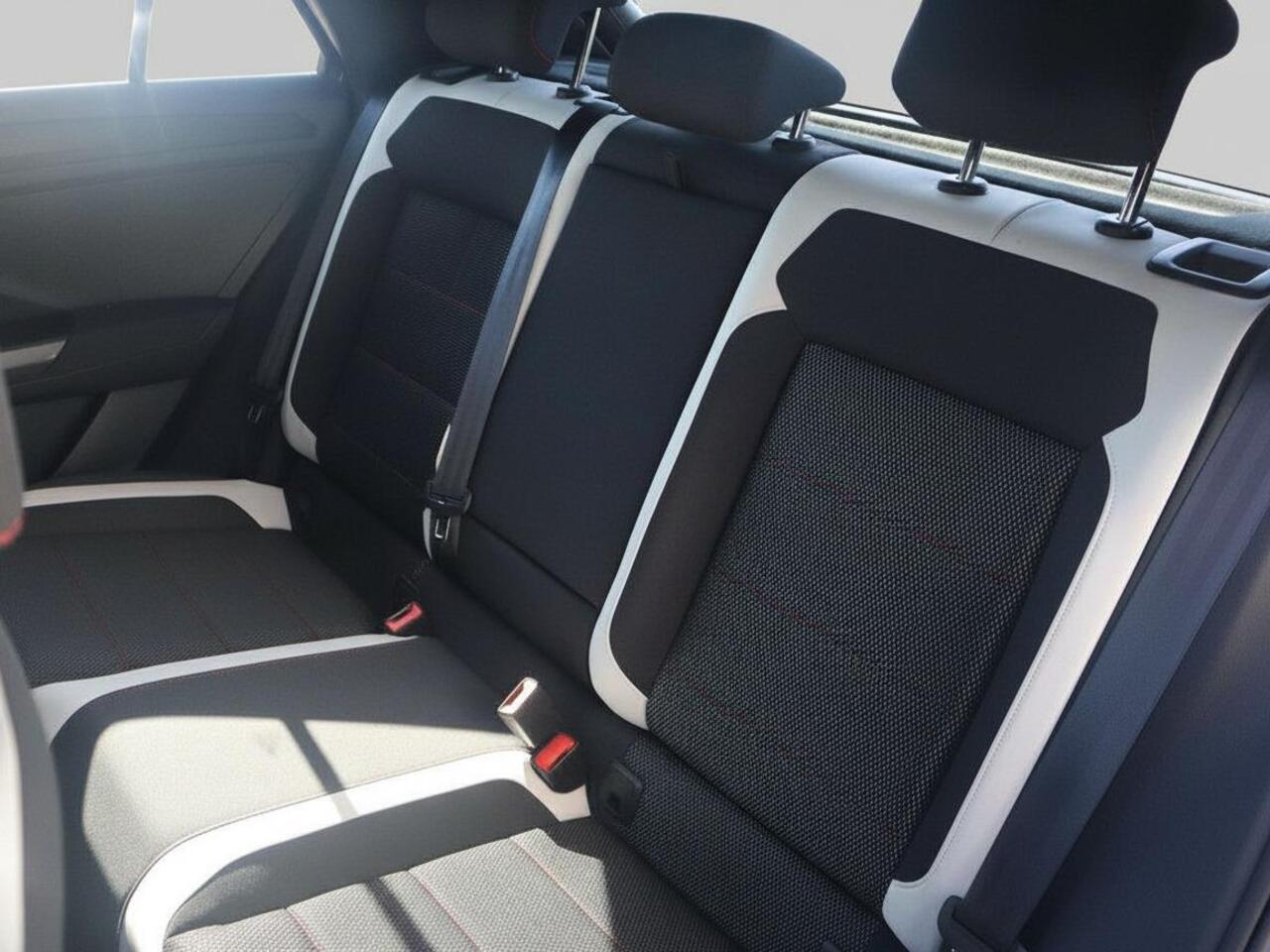 Volkswagen T-Roc 2.0 TSI 4Motion Sport | Cruise | Clima | Cruise | Carplay/Android auto | PDC | Stoelverwarming | Navi 2026 | Trekhaak |