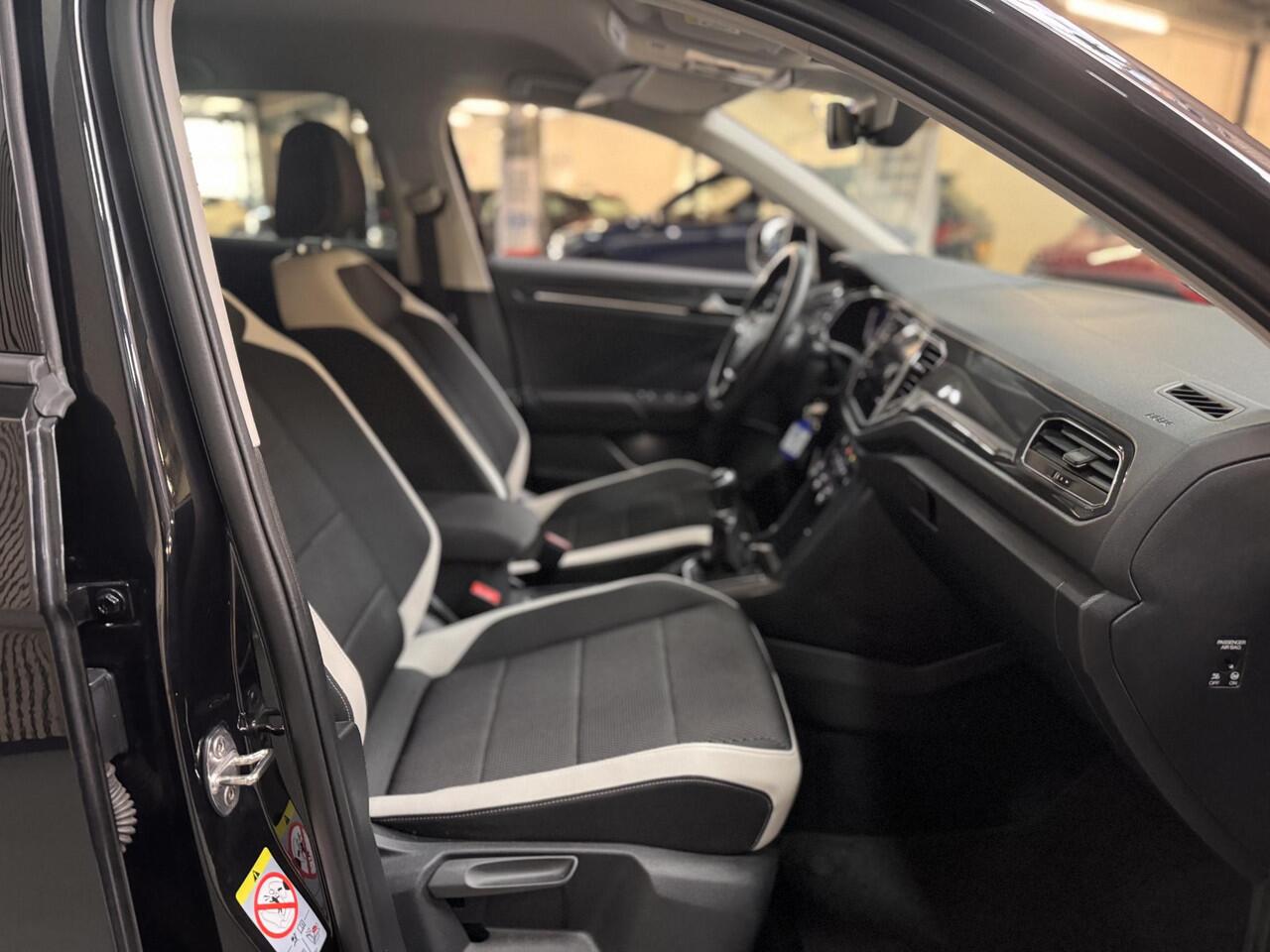 Volkswagen T-Roc 1.5 TSI 150pk Style Half Leer Navi Digi Dash Parkeersensoren Privacy Glass Dealeronderhouden