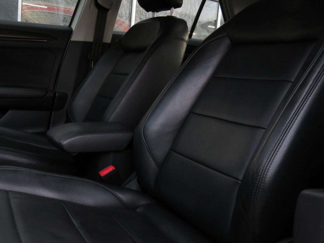 Volkswagen T-Roc 1.0 TSI 115pk STYLE / Leder / 17 Inch / Navi / Carplay / Stoelverw / BOVAG garantie