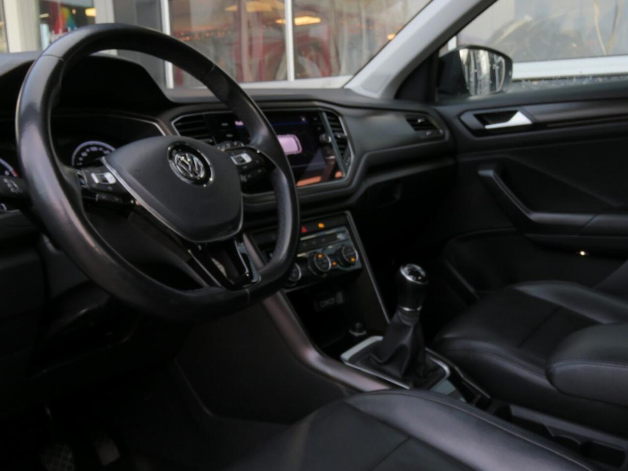 Volkswagen T-Roc 1.0 TSI 115pk STYLE / Leder / 17 Inch / Navi / Carplay / Stoelverw / BOVAG garantie