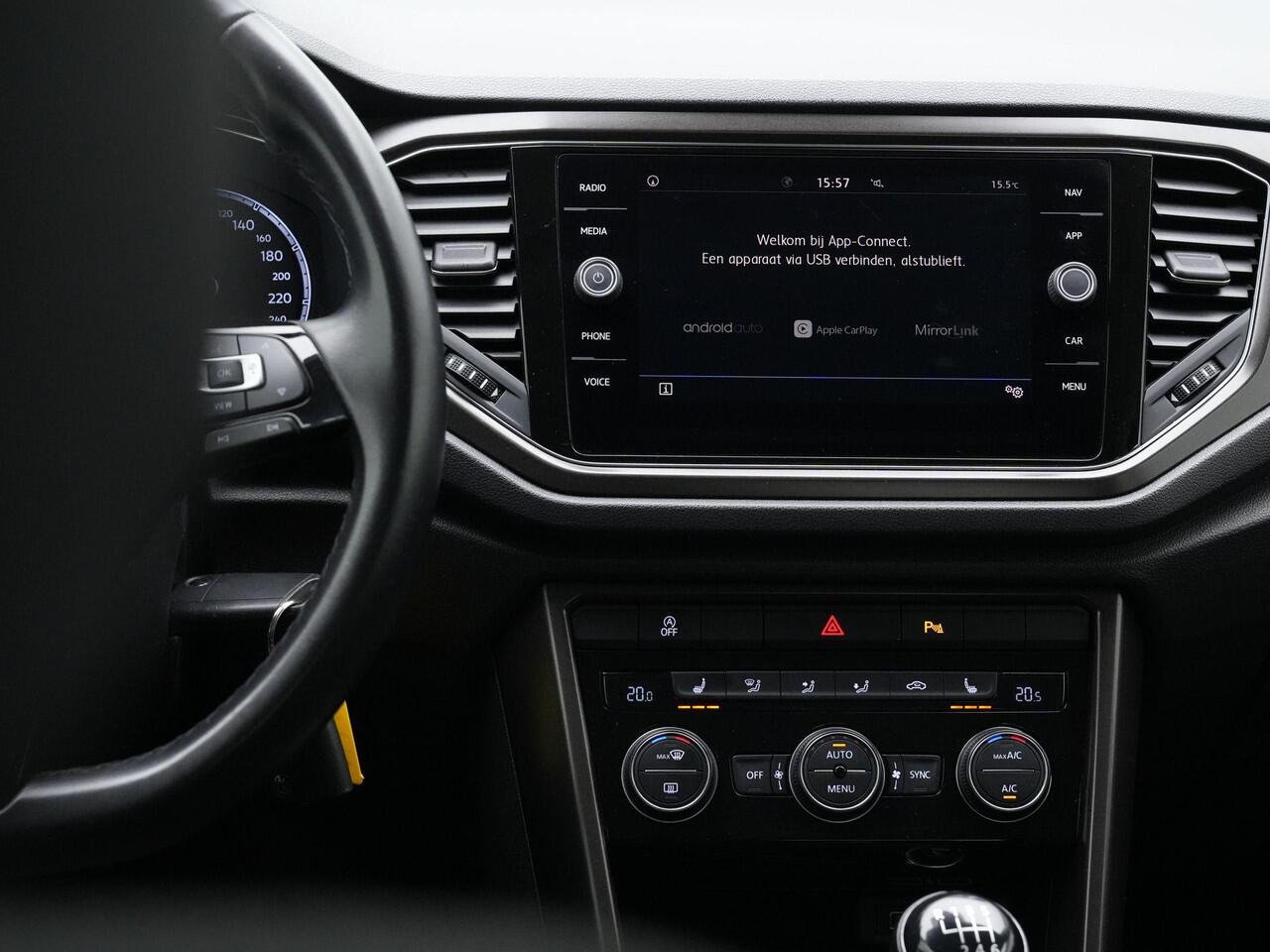 Volkswagen T-Roc 1.0 TSI 115 pk Style | Stoelverwarming | Adaptive Cruise | Navigatie | Parkeersensoren voor/achter | Carplay