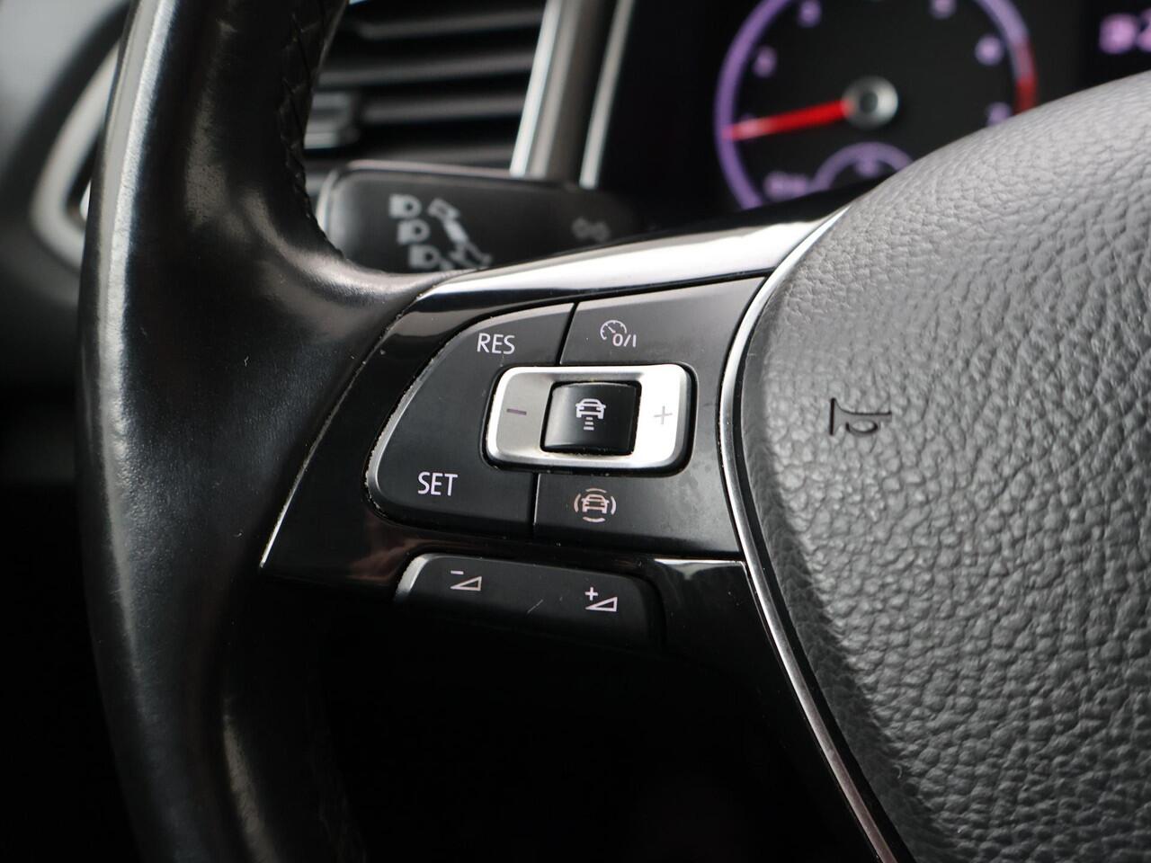 Volkswagen T-Roc 1.5 TSI Sport | 150 PK | Automaat | Multifunctioneel stuurwiel | Parkeersensoren | Cruisecontrol | Trekhaak |