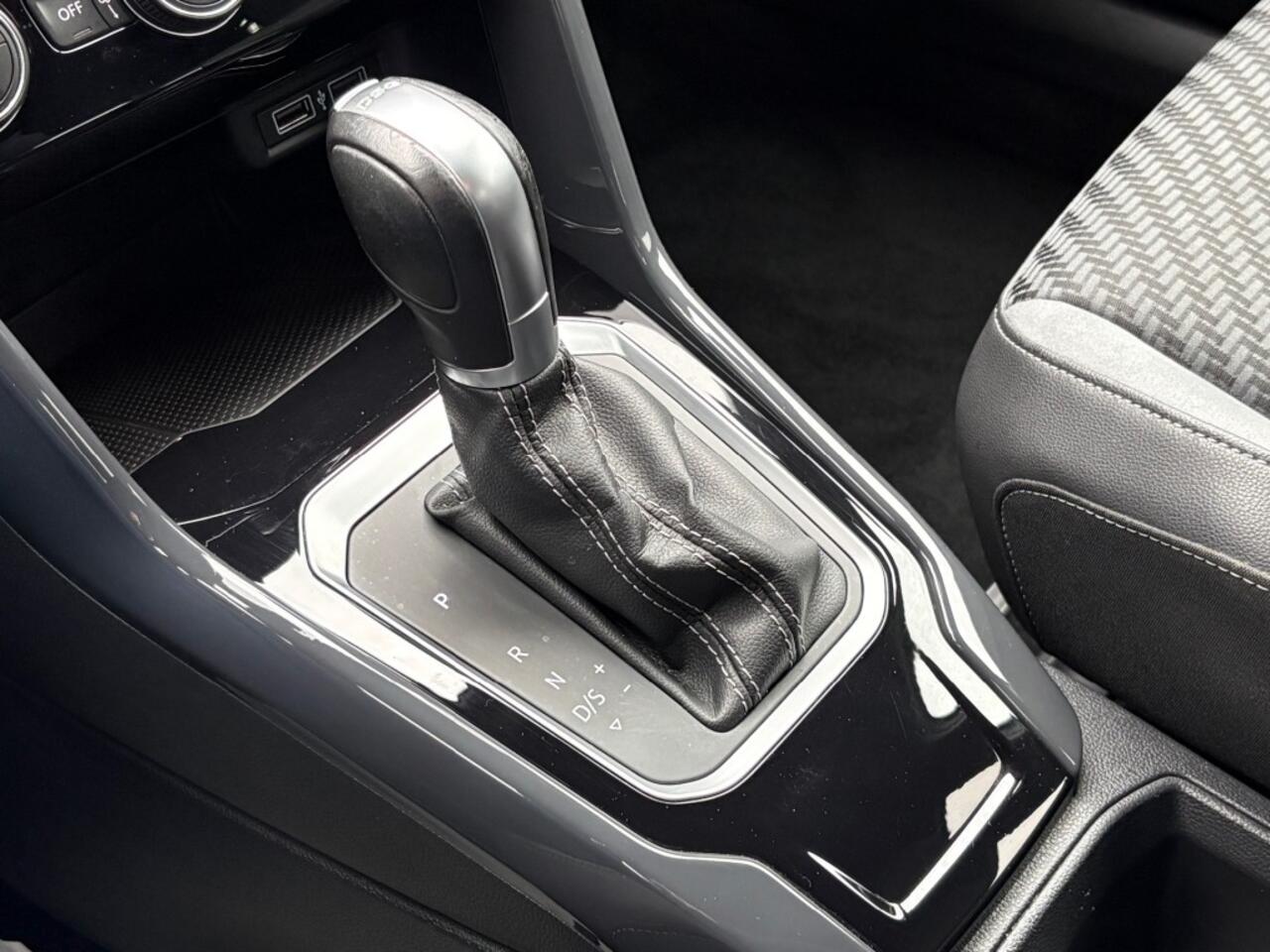 Volkswagen T-Roc 1.5 TSI ACT. 150PK AUT. R-LINE DIGITALE-SCHERM NAVI CAMERA CARPLAY AIRCO LMV PDC