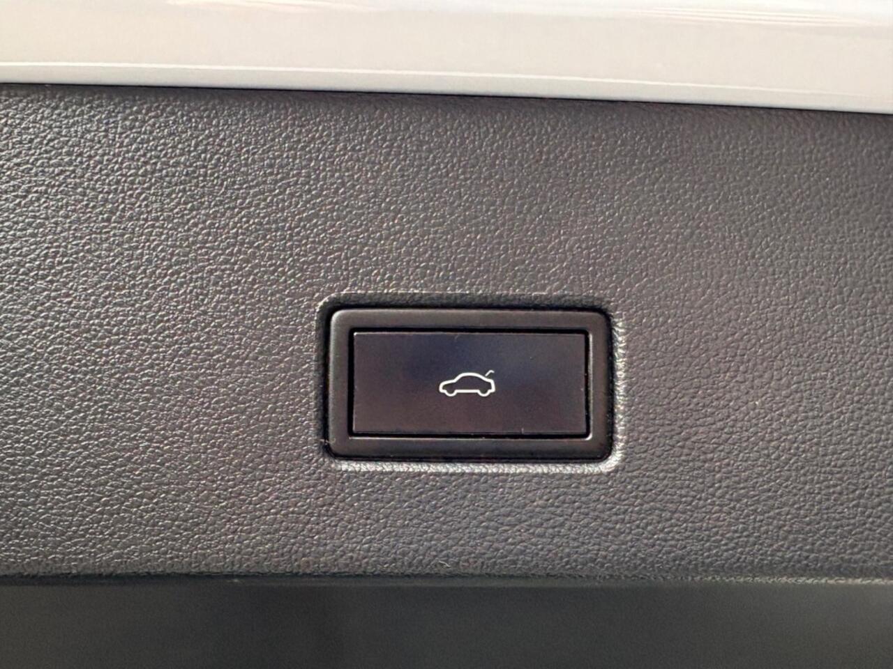 Volkswagen T-Roc 1.5 TSI ACT. 150PK AUT. R-LINE DIGITALE-SCHERM NAVI CAMERA CARPLAY AIRCO LMV PDC