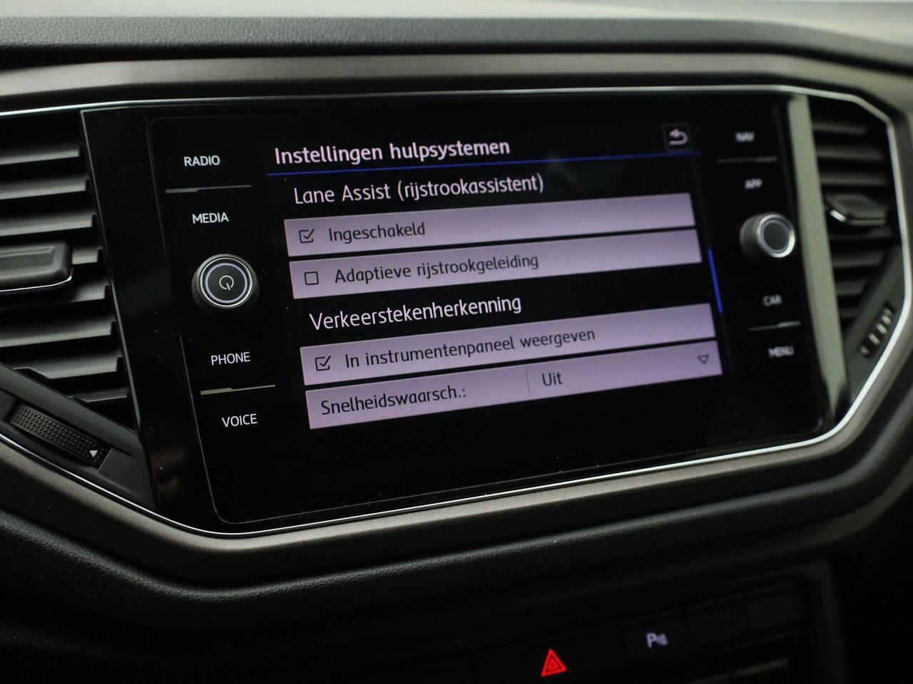 Volkswagen T-Roc 1.5 TSI 150PK DSG Style · Camera · Panoramadak · Apple/Android Car Play · Trekhaak · Navigatie · 17'' Inch ·