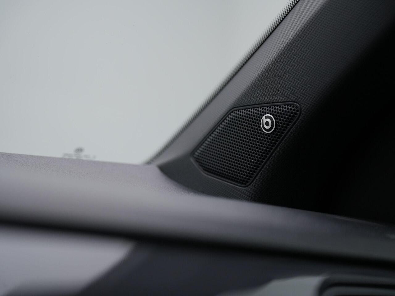 Volkswagen T-Roc 1.5 TSI 150 pk DSG Sport Business R | R-Line | Panoramadak | Beats | Stoelverwarming | Adaptive Cruise