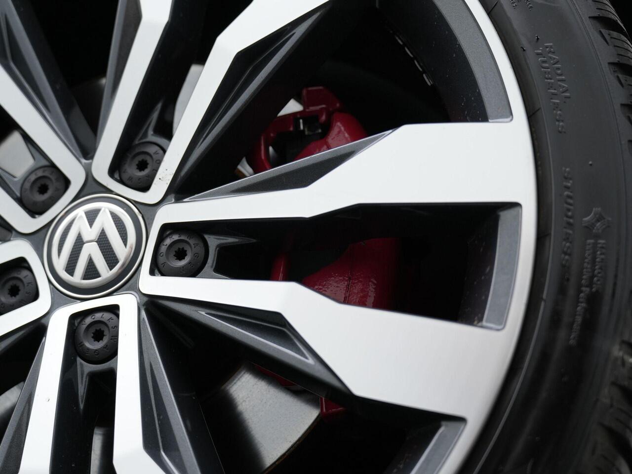 Volkswagen T-Roc 1.5 TSI 150 pk DSG Sport Business R | R-Line | Panoramadak | Beats | Stoelverwarming | Adaptive Cruise