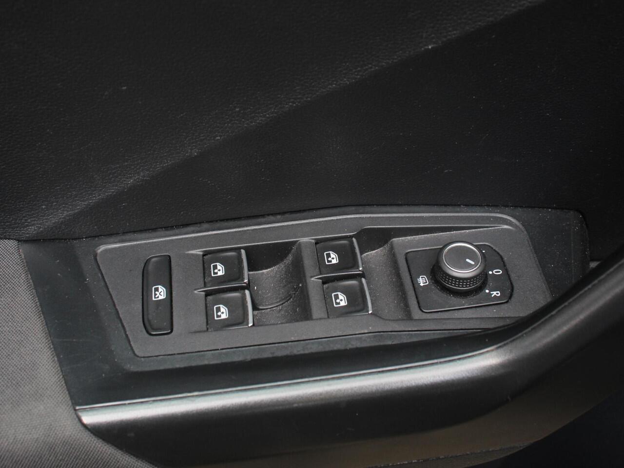 Volkswagen T-Roc 1.5 TSI 150pk Automaat Style | Navigatie | Climate Control | Adaptieve Cruise Control | Electrisch bedienbare achterklep | Camera | Parkeersensoren Voor en Achter | Verwarmbare voorstoelen