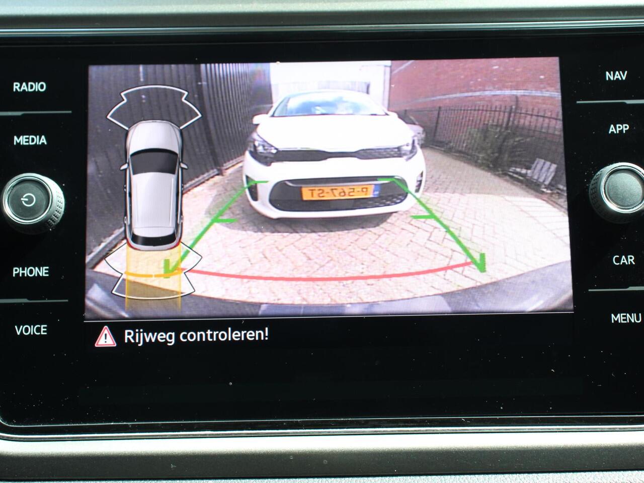 Volkswagen T-Roc 1.5 TSI 150pk Automaat Style | Navigatie | Climate Control | Adaptieve Cruise Control | Electrisch bedienbare achterklep | Camera | Parkeersensoren Voor en Achter | Verwarmbare voorstoelen