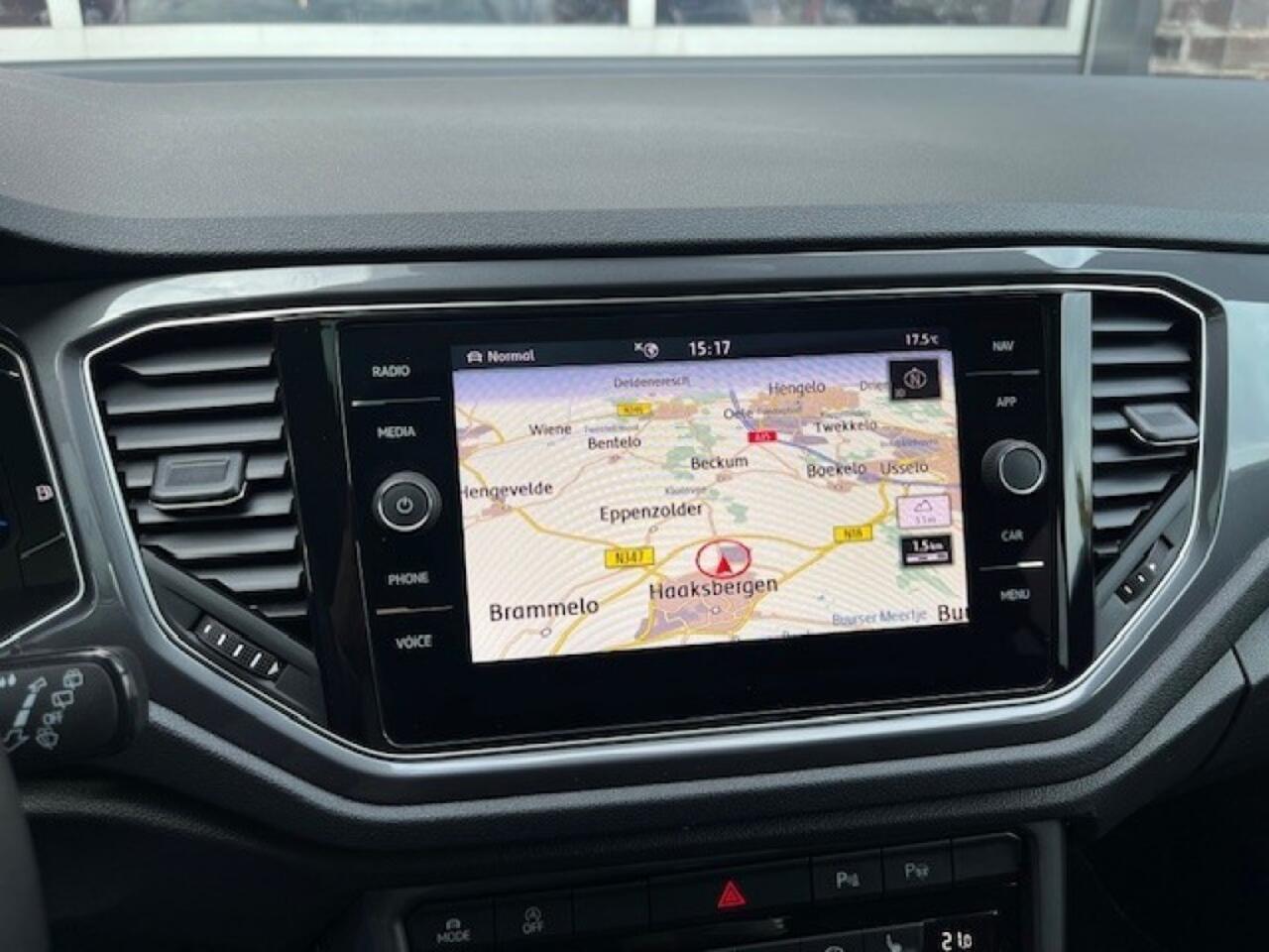 Volkswagen T-Roc 1.5 TSI AUT. SPORT R-LINE BEATS - VIRTU - PANO. DAK - TREKH.