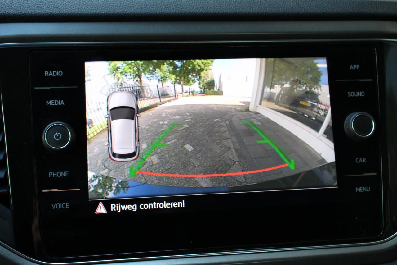 Volkswagen T-Roc 1.5 TSI DSG Style | Navigatie | Climate Control | Adatieve Cruise Control | Electrische achterklep | Stuurwielverwarming | Camera | Parkeer Sensoren