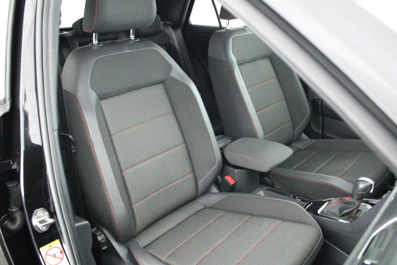 Volkswagen T-Roc 1.5 TSI 150pk DSG R-Line Sport Trekhaak Camera Keyless Led Virtual Cockpit Navigatie