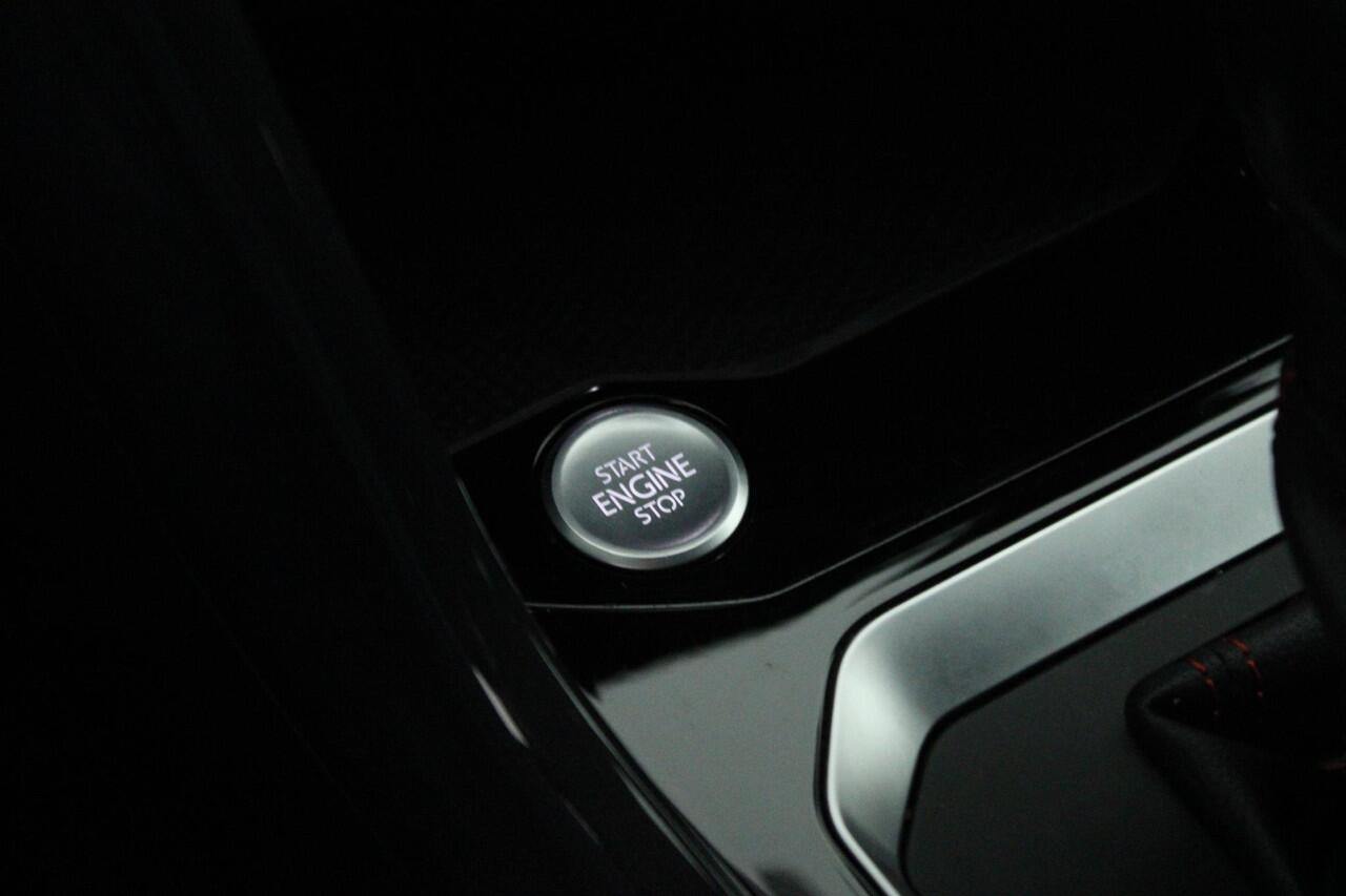 Volkswagen T-Roc 1.5 TSI 150pk DSG R-Line Sport Trekhaak Camera Keyless Led Virtual Cockpit Navigatie