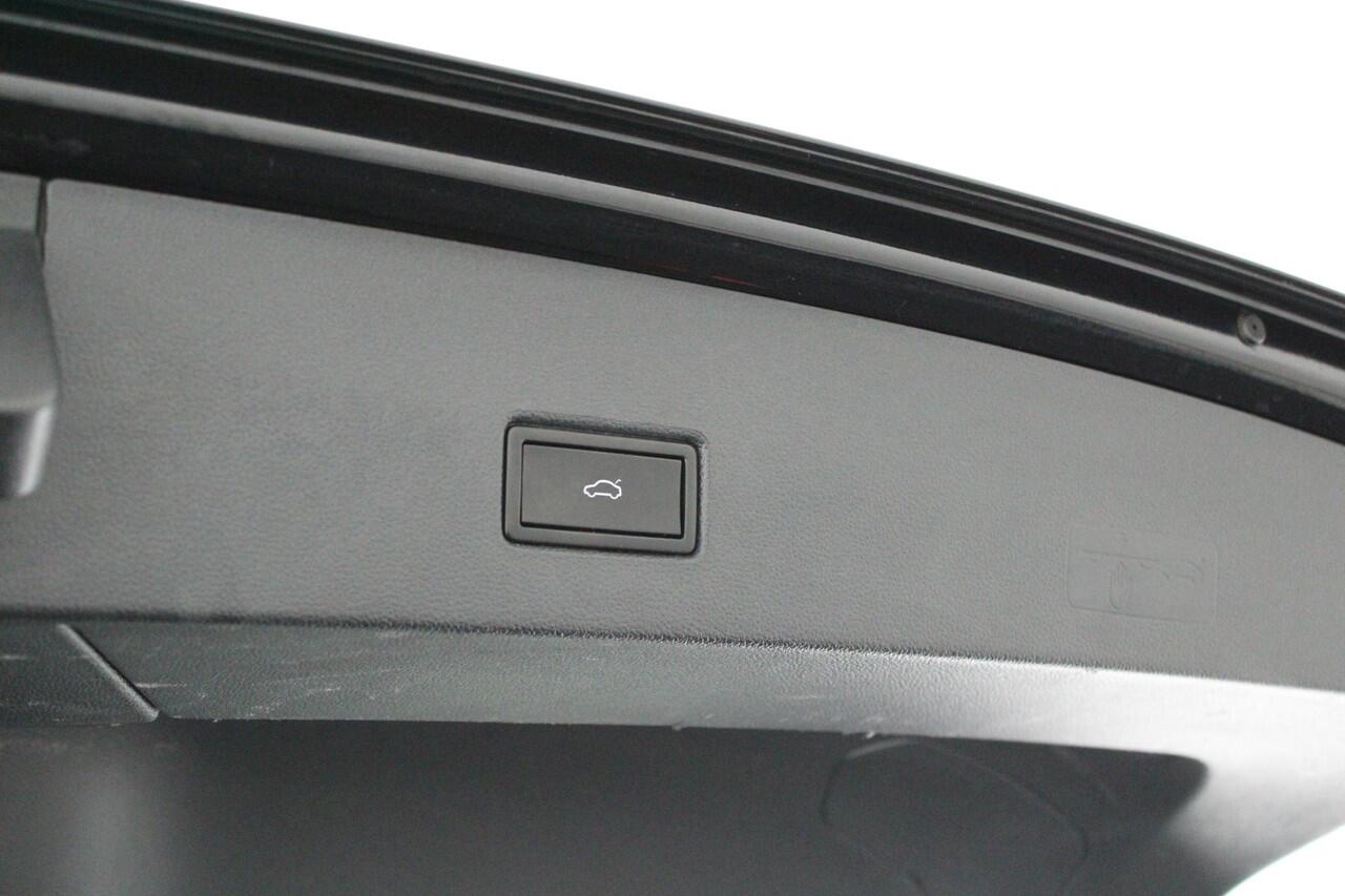 Volkswagen T-Roc 1.5 TSI 150pk DSG R-Line Sport Trekhaak Camera Keyless Led Virtual Cockpit Navigatie