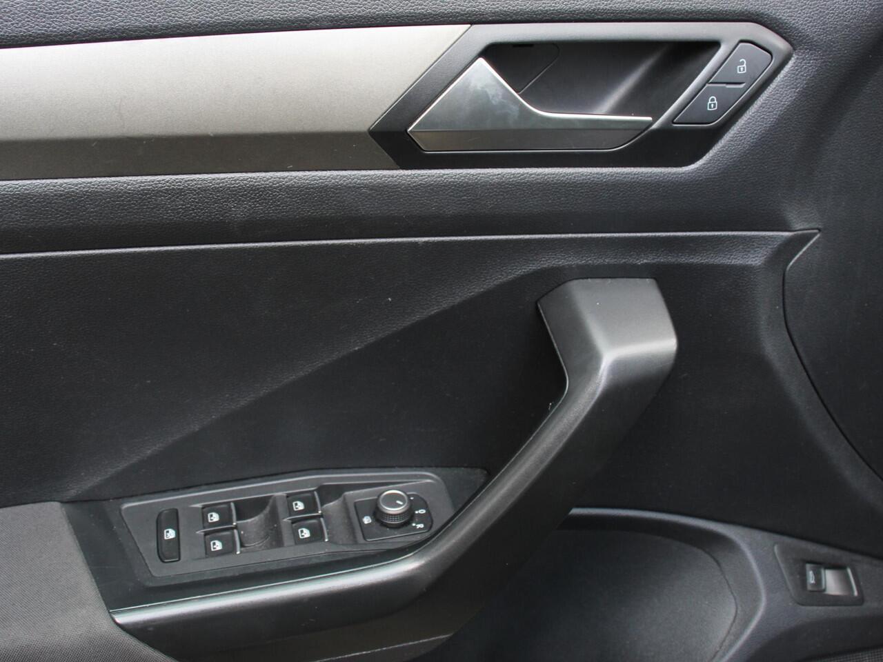 Volkswagen T-Roc 1.5 TSI 150pk Automaat Style | Navigatie | Climate Control | Adaptieve Cruise Control | Electrisch bedienbare achterklep | Camera | Parkeersensoren Voor en Achter | Verwarmbare voorstoelen