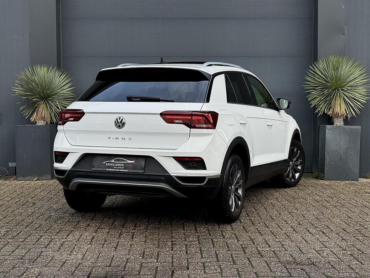 Volkswagen T-Roc 1.5 TSI Sport Pano Virtual Automaat Black style