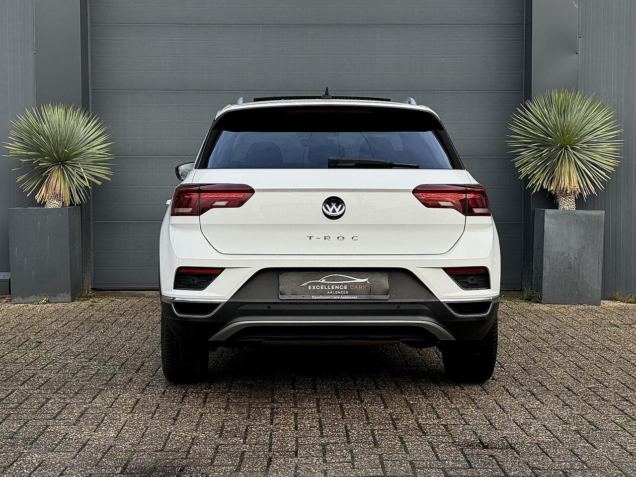 Volkswagen T-Roc 1.5 TSI Sport Pano Virtual Automaat Black style