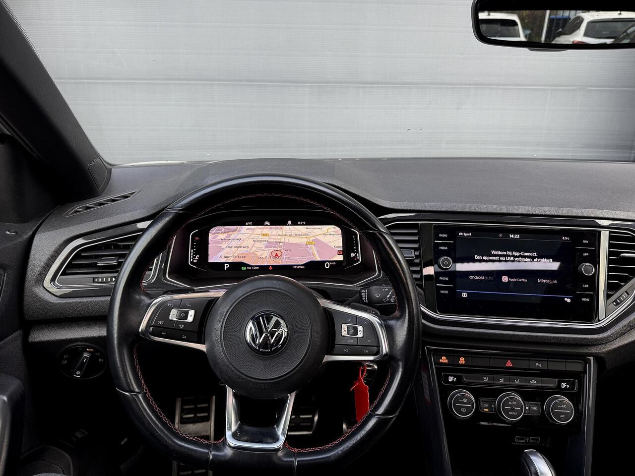 Volkswagen T-Roc 1.5 TSI Sport Pano Virtual Automaat Black style