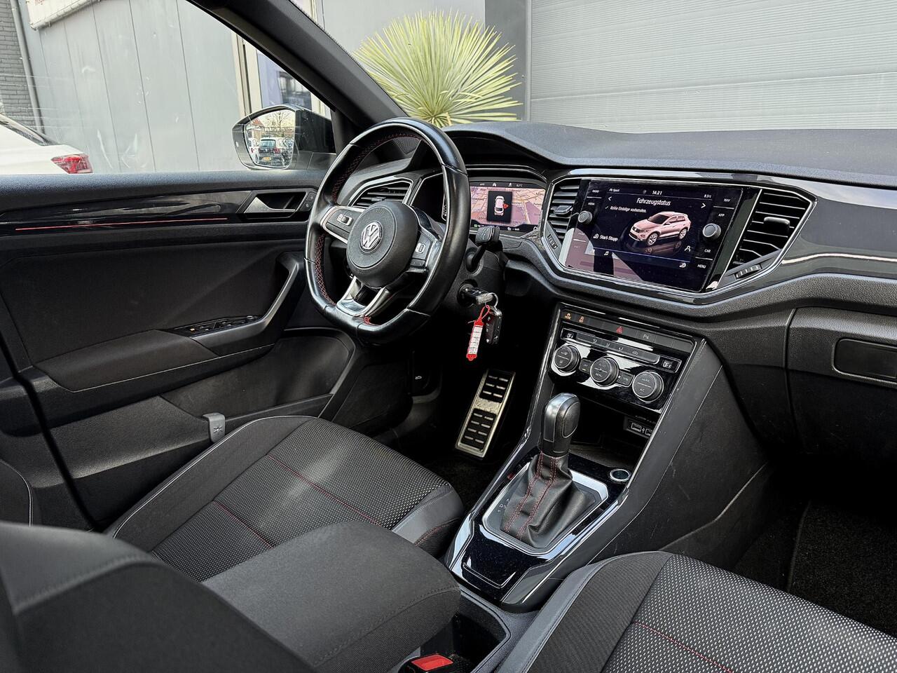 Volkswagen T-Roc 1.5 TSI Sport Pano Virtual Automaat Black style