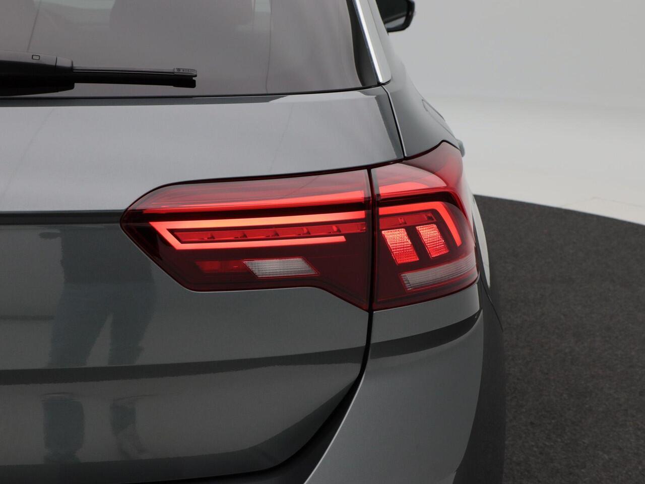 Volkswagen T-Roc 1.5 TSi 150 Pk Automaat Sport | Panoramadak | Trekhaak | Camera | Adaptive Cruise | Navigatie | CarPlay | Climatronic | 18 Inch | 80.070 Km !!