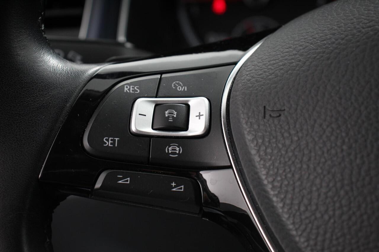 Volkswagen T-Roc 1.5 TSI DSG Active Volkswagen T-Roc 1.5 TSI Active | Navigatie | App Connect | Climate Control | Cruise control Adaptive | PDC VA | App | Winter Pack